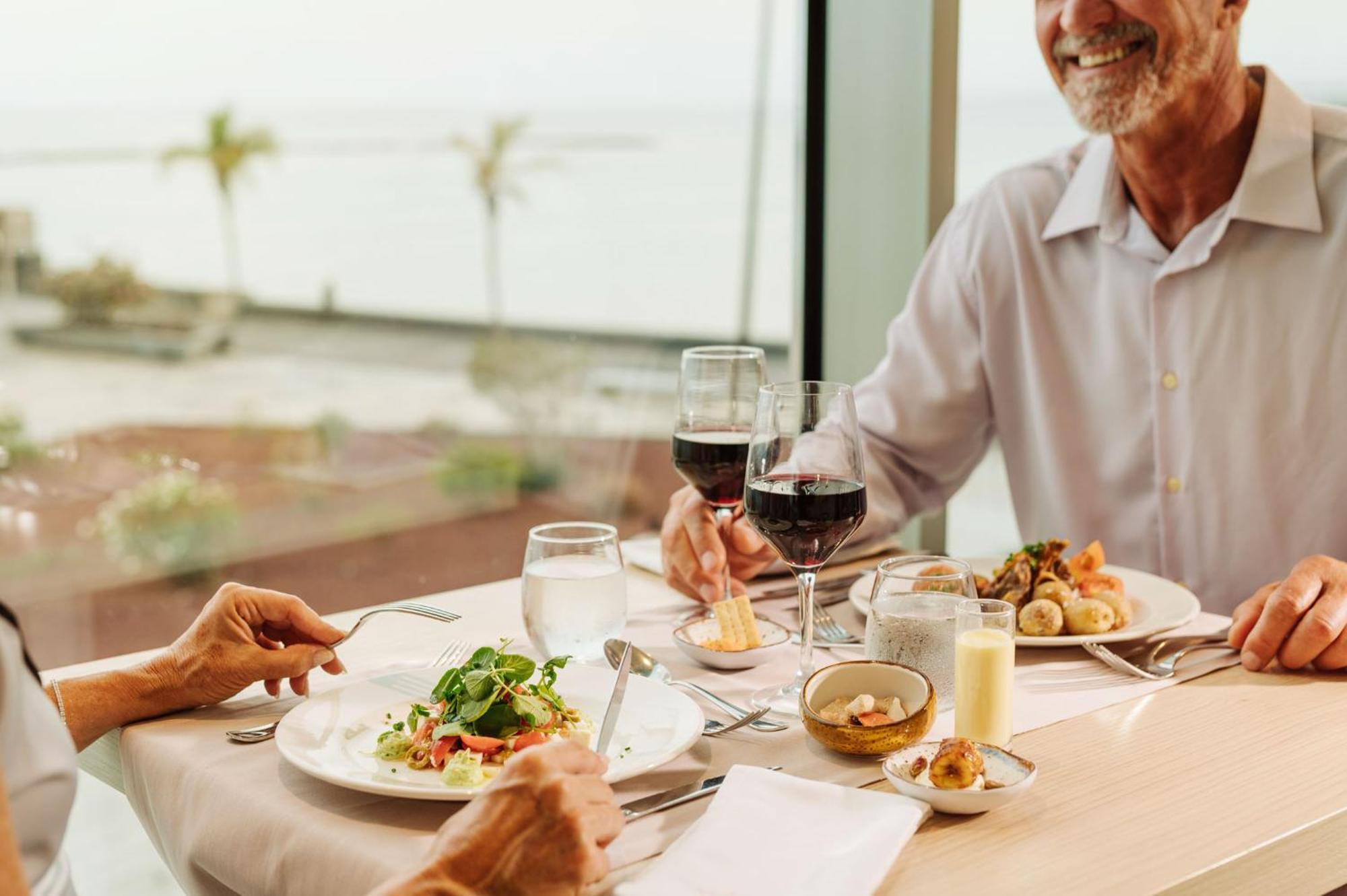 Arrecife Gran Hotel & Spa Exterior foto A man dining